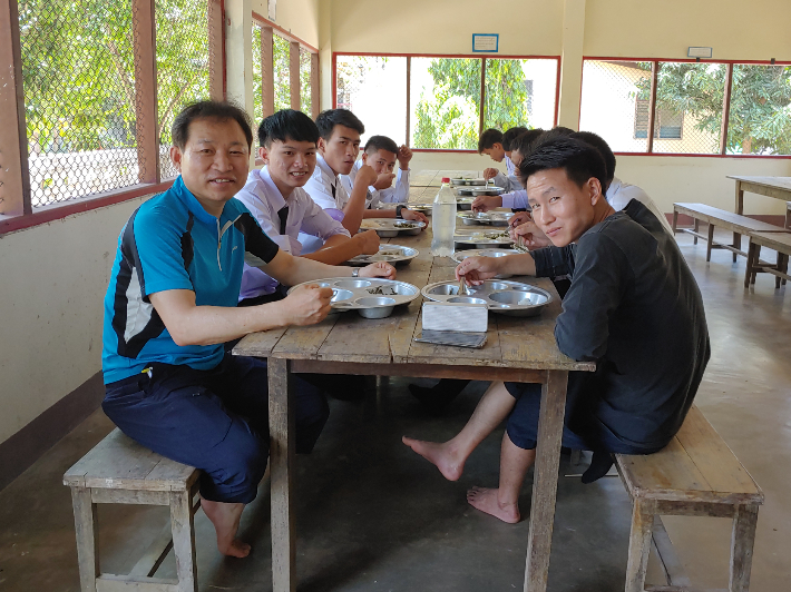 학생들과 함께 식사하는 모습. 문한기 장로 제공