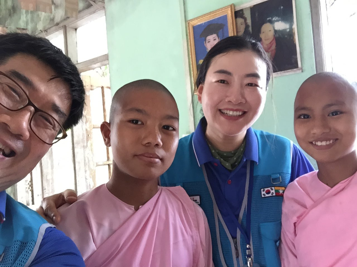 미얀마 고아원(여승학교)에서 아내와 함께. 제동성 장로 제공. 