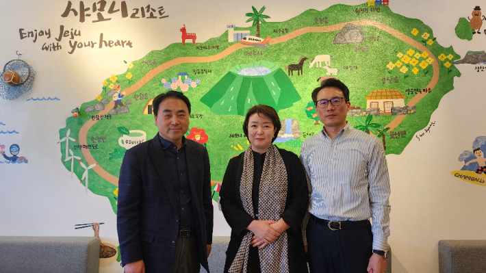 왼쪽부터 이기원 목사, 정나영 집사, 윤병진 집사