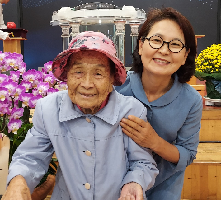 어머니와 함께. 허정옥 장로 제공. 