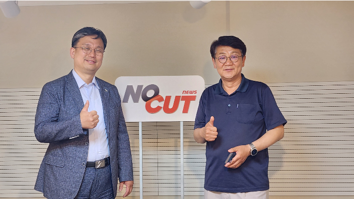 왼쪽부터 박은서 목사, 심현구 집사