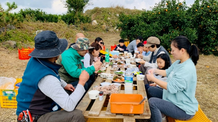 귤 밭에서 처음으로 추수감사예배 드린 날. 김원규 목사 제공. 