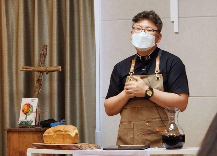 직접 만든 빵으로 하는 성찬식. 김원규 목사 제공. 