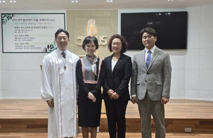 세한교회 협동목사로 임직한 날, 김명택 목사(왼쪽)와 함께. 강효숙 목사 제공.