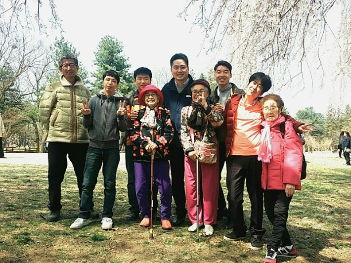 돈의돈 쪽방촌에서 만난 90세 할머니들과 '생애 마지막 여행'을 떠난 모습. 손은식 목사 제공. 