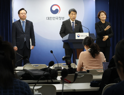 정부, '전공의 포고령'에 결국 사과 정부, '전공의 포고령'에 결국 사과