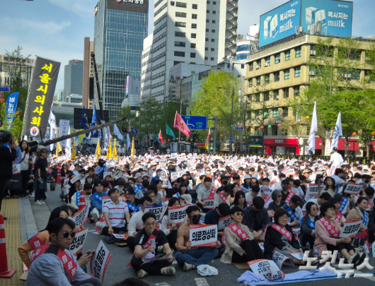 수업 참여율 25.9%인데…끝내 물러선 정부 수업 참여율 25.9%인데…끝내 물러선 정부