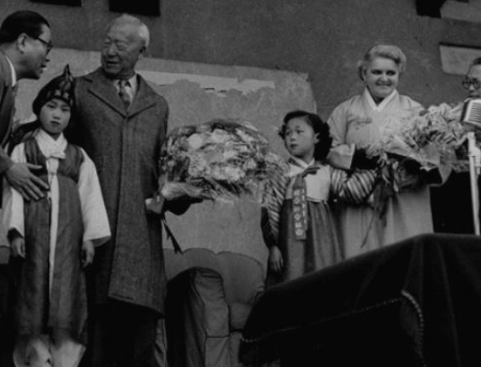 이승만 "세계에 이름 떨칠 훌륭한 사람 되길"…서울운동장 기념식 이승만 "세계에 이름 떨칠 훌륭한 사람 되길"…서울운동장 기념식