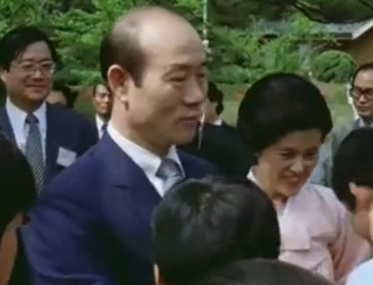 전두환 "착한 어린이는 가정의 기둥"…모범 어린이 청와대 초청 전두환 "착한 어린이는 가정의 기둥"…모범 어린이 청와대 초청