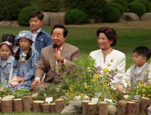 김영삼 "자연 사랑하고 환경 가꾸는 어린이가 돼 달라"…청와대 초청 김영삼 "자연 사랑하고 환경 가꾸는 어린이가 돼 달라"…청와대 초청