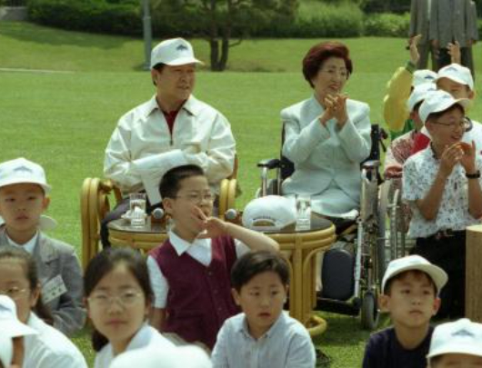 김대중 "청와대 들어와 가장 기쁜 날"…직접 노래 부르며 어린이 맞이 김대중 "청와대 들어와 가장 기쁜 날"…직접 노래 부르며 어린이 맞이