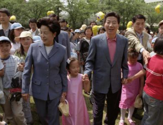 노무현 "임기 내 어린이 안전사고 절반으로"…청와대 초청해 약속 노무현 "임기 내 어린이 안전사고 절반으로"…청와대 초청해 약속