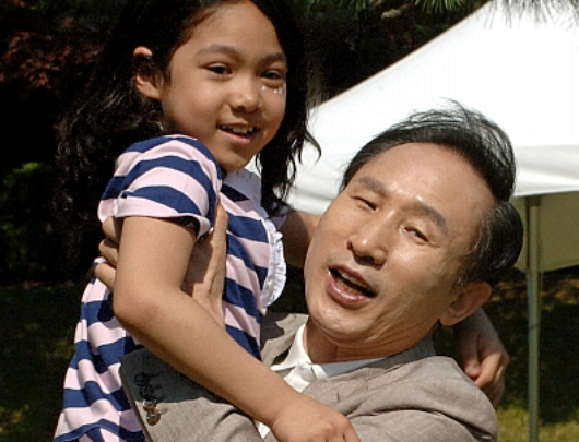 이명박 "나쁜 어른들로부터 어린이 지킬 것"…다문화 어린이도 초청 이명박 "나쁜 어른들로부터 어린이 지킬 것"…다문화 어린이도 초청