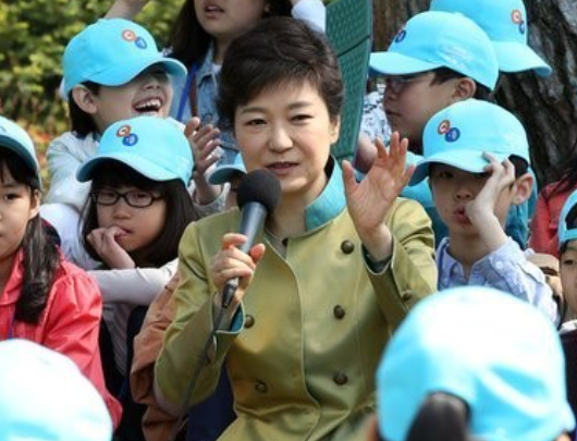 박근혜 "어떤 꿈이든 꼭 이룰 수 있는 나라 만들 것"…청와대 초청 박근혜 "어떤 꿈이든 꼭 이룰 수 있는 나라 만들 것"…청와대 초청