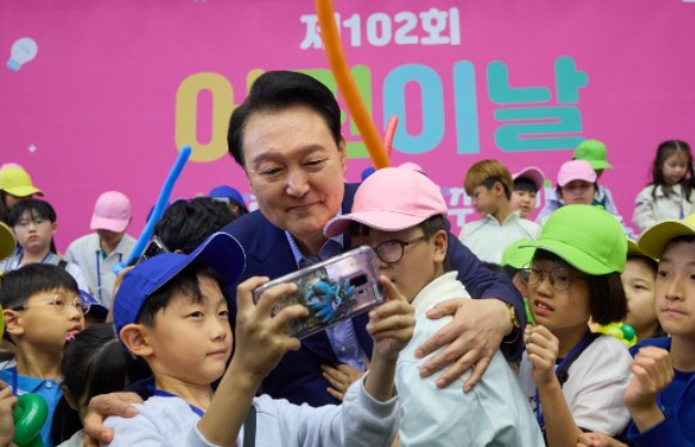 윤석열 "힘차게 자랄 수 있도록 열심히 뒷받침"…김건희 불참 윤석열 "힘차게 자랄 수 있도록 열심히 뒷받침"…김건희 불참