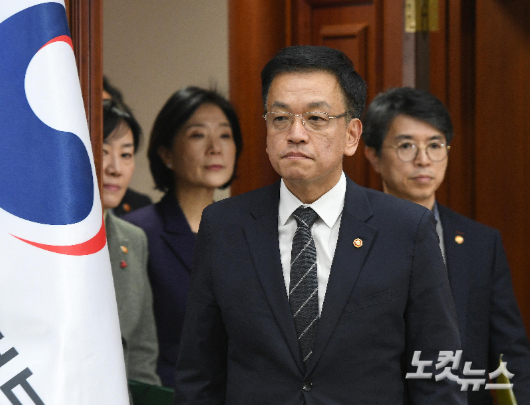 최상목, 헌법재판관 3명 중 2명 임명 최상목, 헌법재판관 3명 중 2명 임명