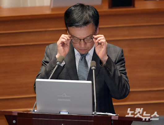 계엄 당시 쪽지 건넨 尹…최상목 "주머니에 넣었다" 계엄 당시 쪽지 건넨 尹…최상목 "주머니에 넣었다"