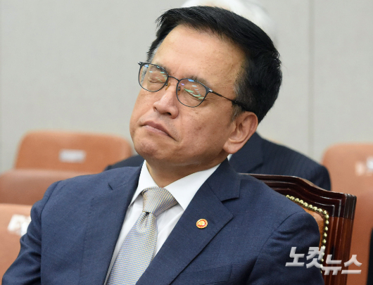 정부 경제수장인데…'美국채 투자' 논란 정부 경제수장인데…'美국채 투자' 논란