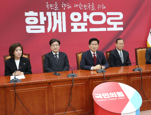 김문수 여유에 국민의힘 '비상' 김문수 여유에 국민의힘 '비상'