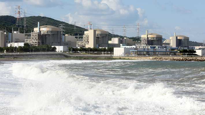 靑 "원전 불만 무마하러 UAE? 사실무근…정정보도 요청"