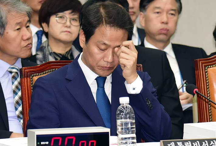 靑 "UAE 논란, 원전 수주戰에 영향…자제해 달라"