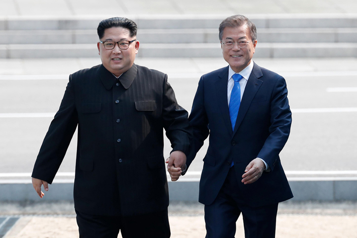 남북 정상의 뜨거운 악수…평화시대 신호탄 쏘다